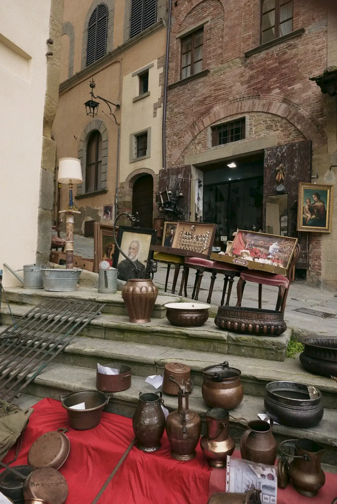 Piazza Grande, antiques market